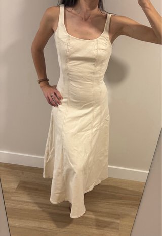 Vestido largo beige con costuras