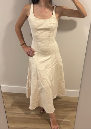 Vestido largo beige con costuras