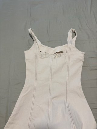 Vestido largo beige con costuras