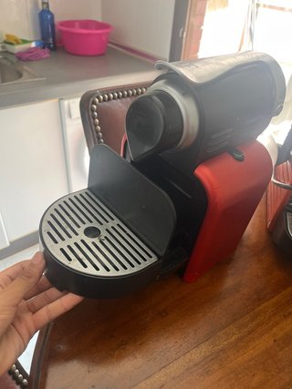 Cafetera Nespresso Roja y Negra