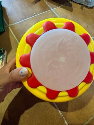 Tambor de juguete amarillo y rojo