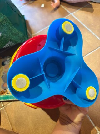 Tambor de juguete amarillo y rojo