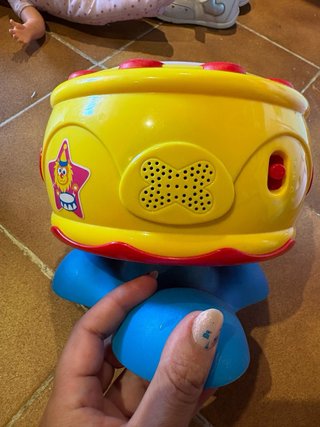 Tambor de juguete amarillo y rojo