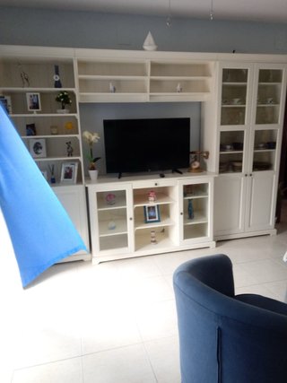 Mueble de salón blanco y cristal