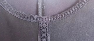 Vestido negro con detalles