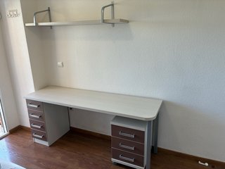 Escritorio moderno beige y marrón
