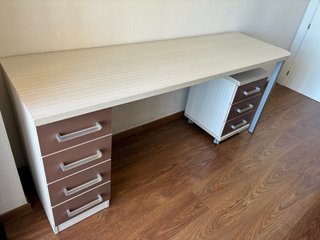 Escritorio moderno beige y marrón