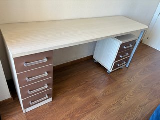 Escritorio moderno beige y marrón