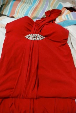 Vestido rojo largo + chal gris + bolso encaje