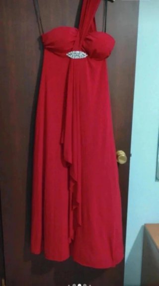 Vestido rojo largo + chal gris + bolso encaje