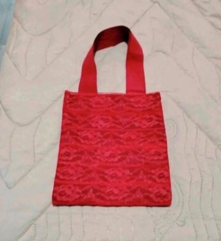 Vestido rojo largo + chal gris + bolso encaje