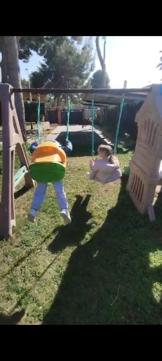 Parque infantil columpios, tobogán y caseta