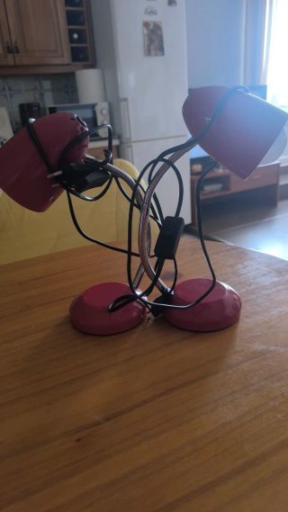 Lámpara de mesa roja flexible