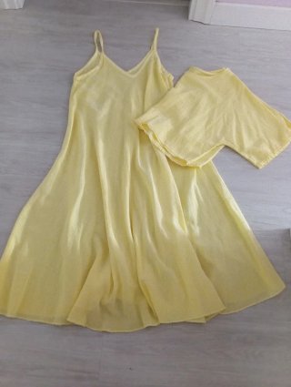 Vestido amarillo con tirantes