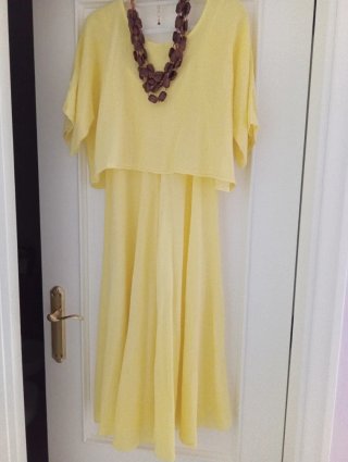 Vestido amarillo con tirantes