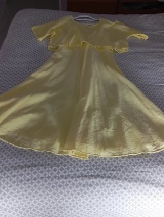 Vestido amarillo con tirantes