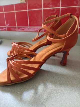 Tacones de baile latino a estrenar.