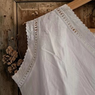 Corpiño antiguo blanco con encaje