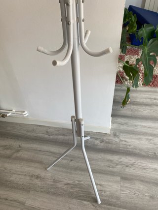 Perchero de pie blanco