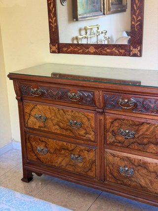 Cómoda de madera maciza antigua  tiradores bronce