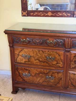 Cómoda de madera maciza antigua  tiradores bronce