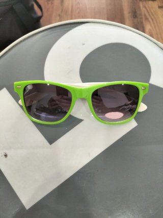 Gafas de sol verdes y blancas