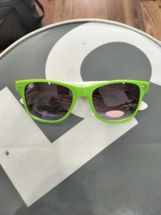 Gafas de sol verdes y blancas