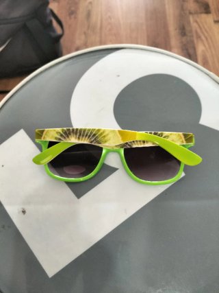Gafas de sol verdes y blancas