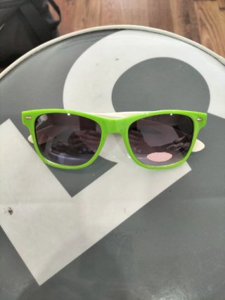 Gafas de sol verdes y blancas