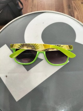 Gafas de sol verdes y blancas