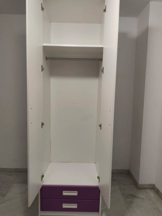 Armario alto blanco y morado