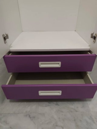 Armario alto blanco y morado