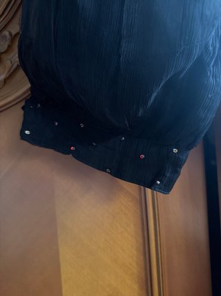 Pantalón negro con pedrería dorada