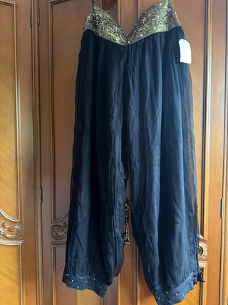 Pantalón negro con pedrería dorada