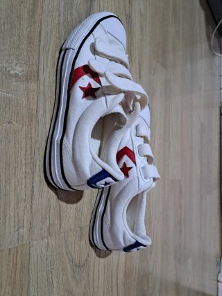 Zapatillas Converse Blancas con Estrellas Rojas
