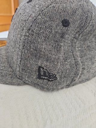 Gorra WESC NEW ERA gris