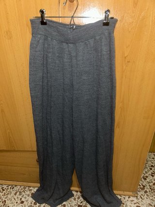 Jersey gris cuello alto con corazones negros XL