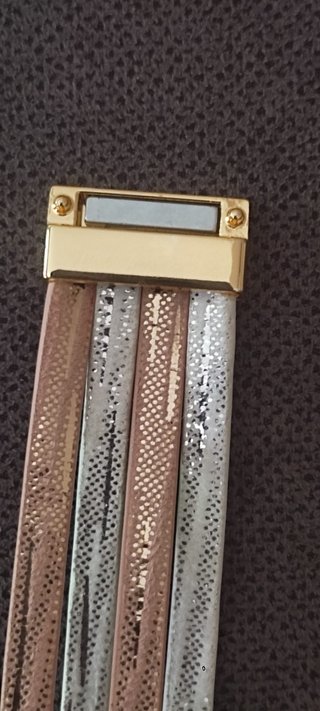 Pulsera brazalete dorado con tiras