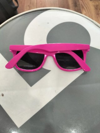 Gafas de sol rosas y negras nuevas