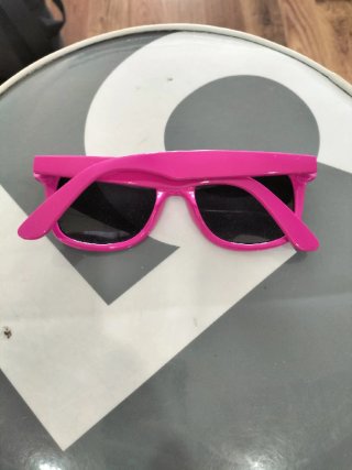Gafas de sol rosas y negras nuevas