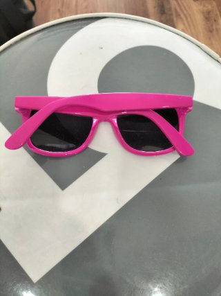 Gafas de sol rosas y negras nuevas