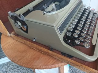 Máquina de escribir Hispano Olivetti Studio 46