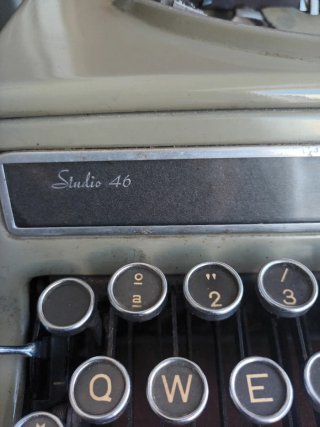 Máquina de escribir Hispano Olivetti Studio 46