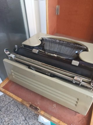 Máquina de escribir Hispano Olivetti Studio 46