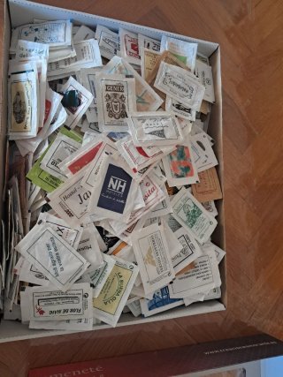 Oltre 700 bustine di zucchero assortite