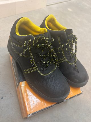 Botas de seguridad negras y amarillas