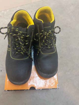 Botas de seguridad negras y amarillas