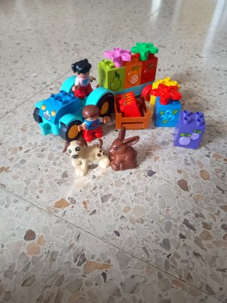 Tractor Duplo con figuras de frutas