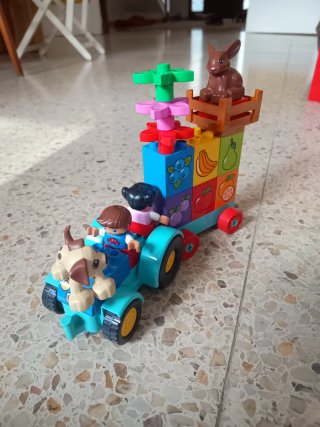 Tractor Duplo con figuras de frutas