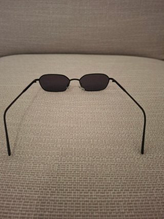 Occhiali da sole neri e grigi